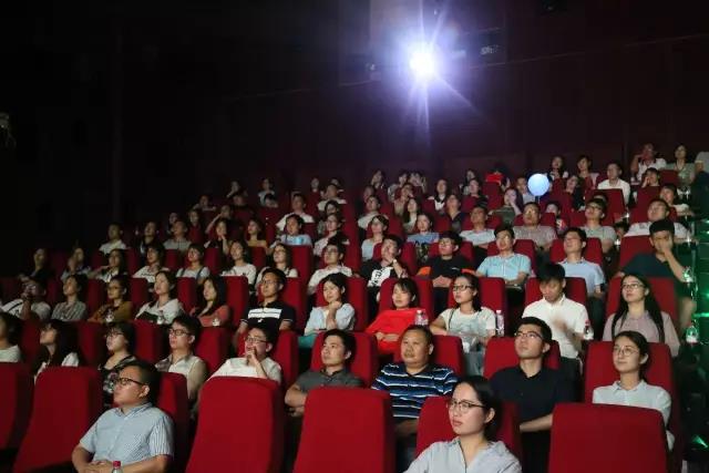 八一建军节，公司组织总部员工集体旁观革命主题片《建军大业》