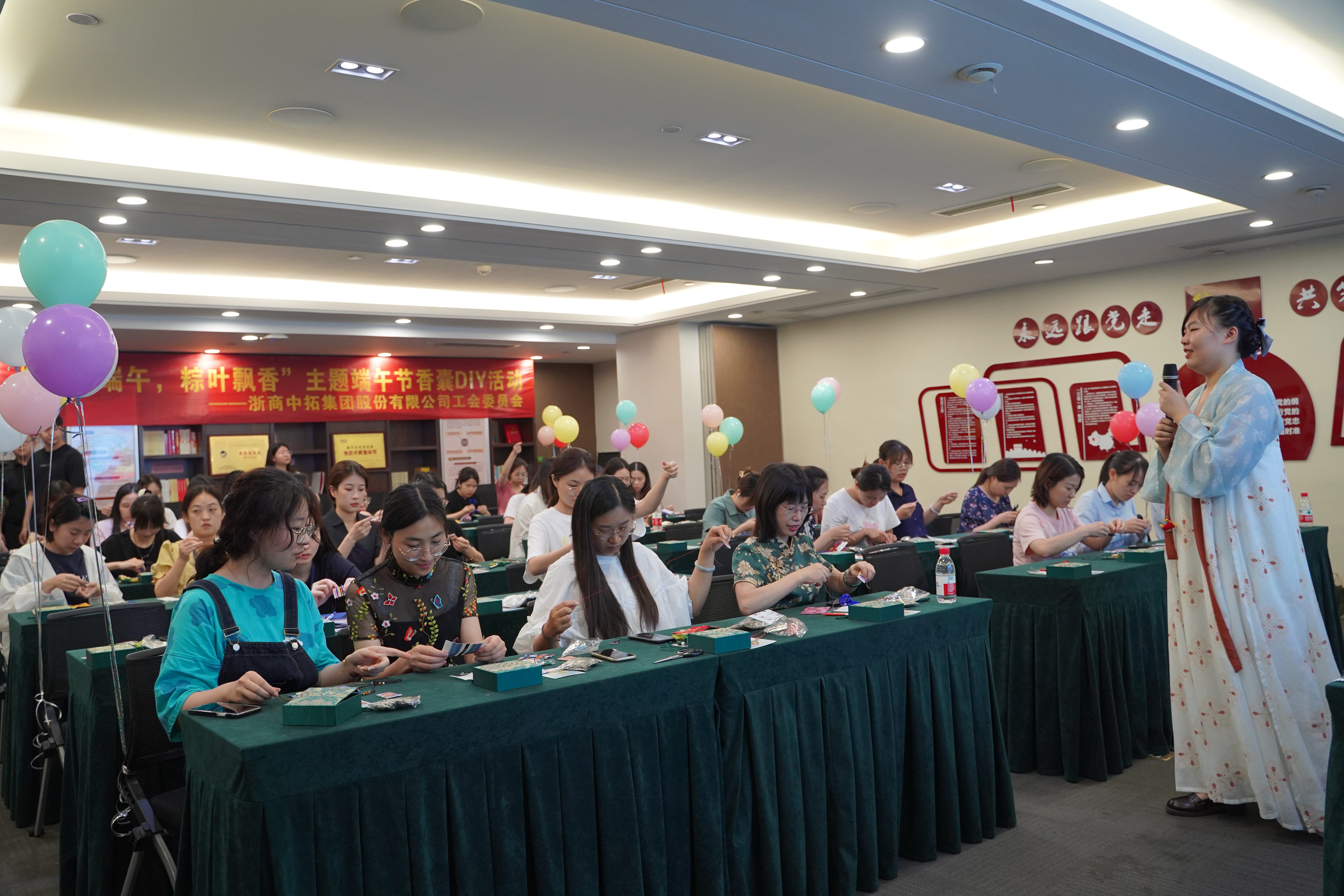 公司工会进杏装浓情端午，粽叶飘香”主题端午节香囊DIY活动