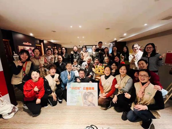启迪微心愿，雨花圆梦行 | 浙商BTI体育启迪公益社为94岁老人进杏装幼红花”醒觉艺术公益画展